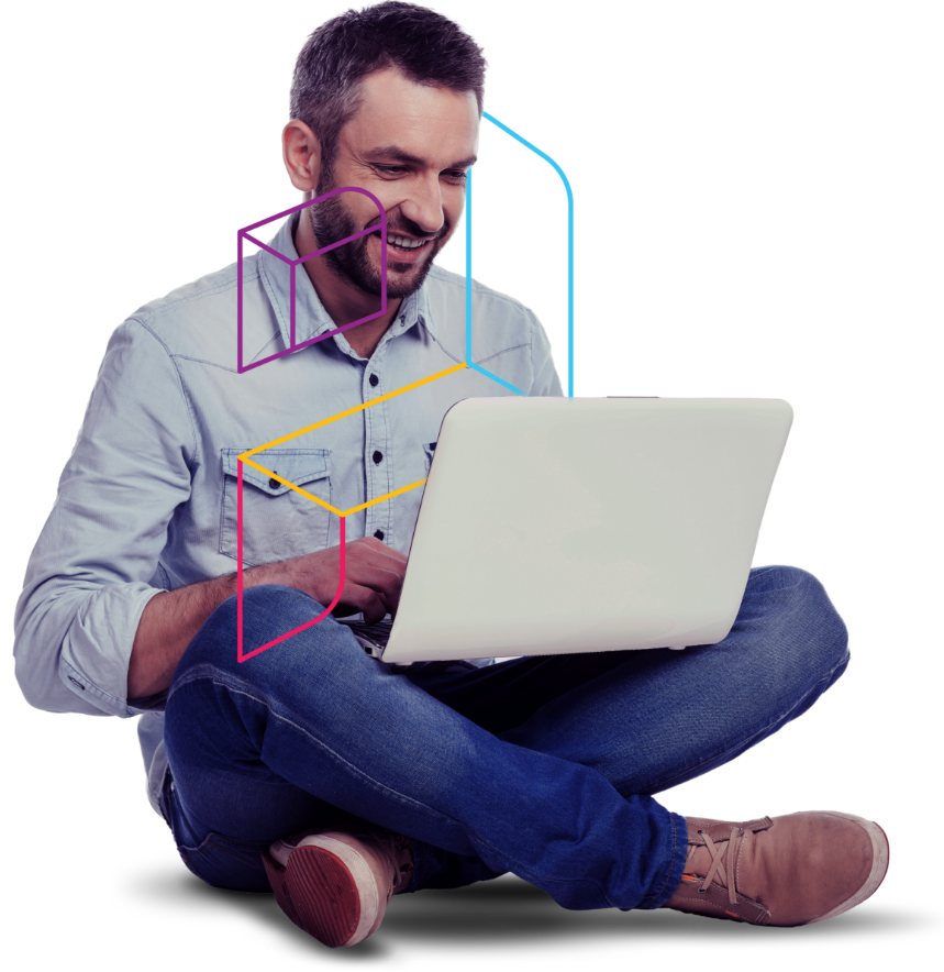 Homem sentado com computador